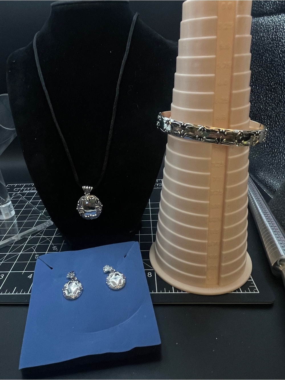 Avon Textured Silvertone 3 Pc Jewelry Set Necklace Pendant Earrings Boxed NOS